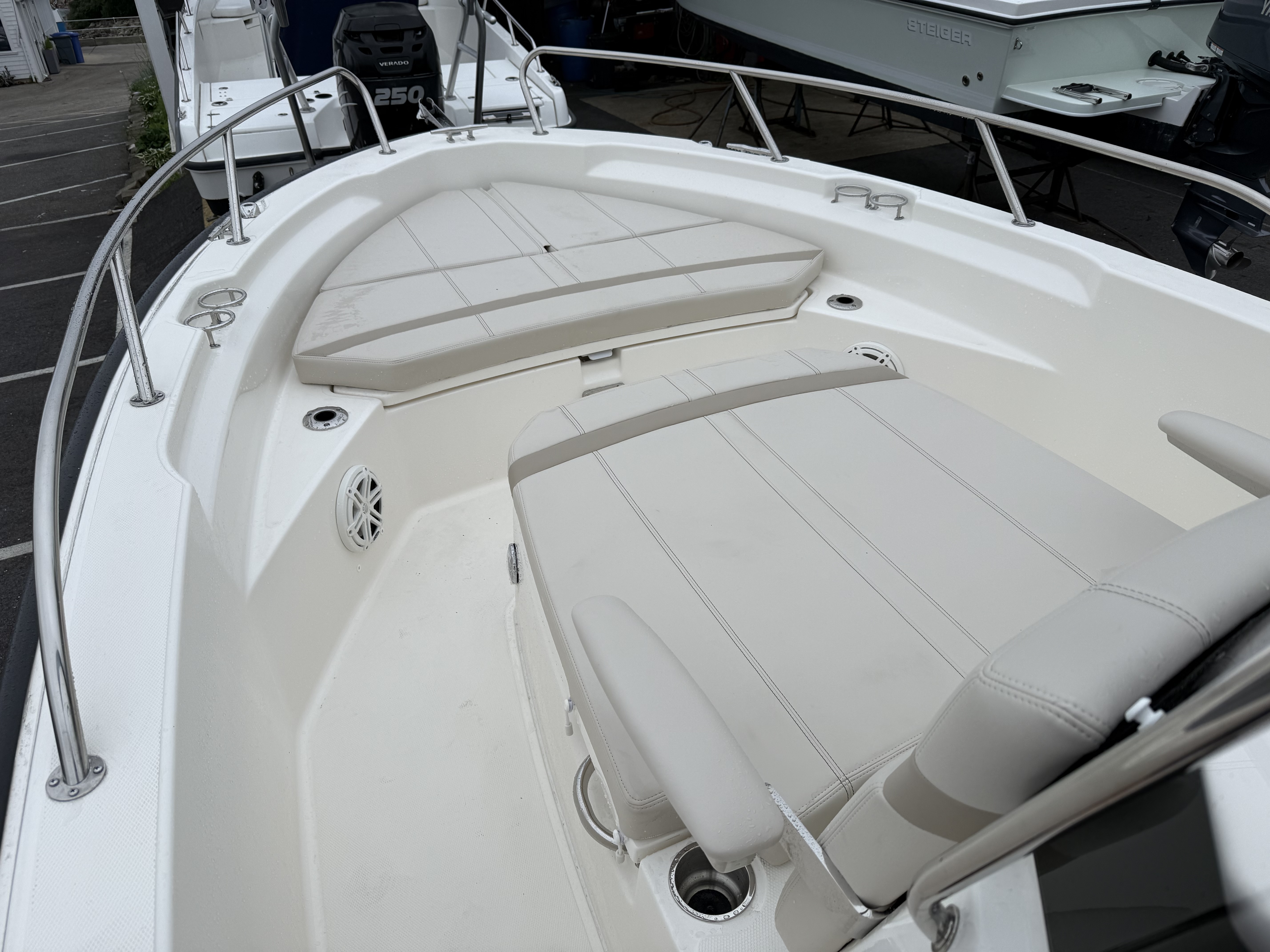 2026 Boston Whaler 220 Dauntless