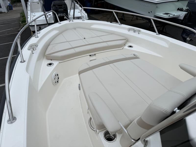 2026 Boston Whaler 220 Dauntless