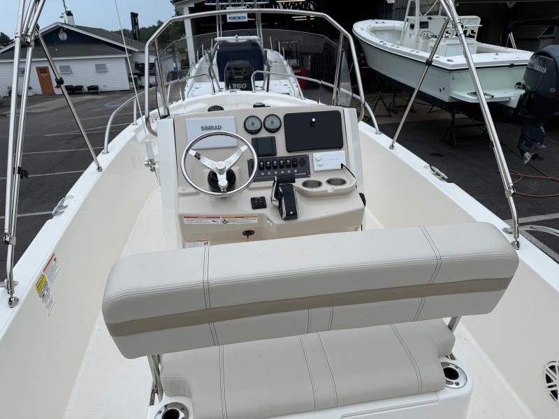 2026 Boston Whaler 220 Dauntless