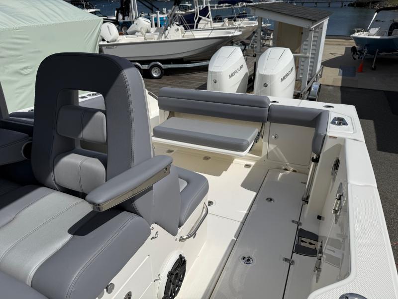 2026 Boston Whaler 330 Outrage