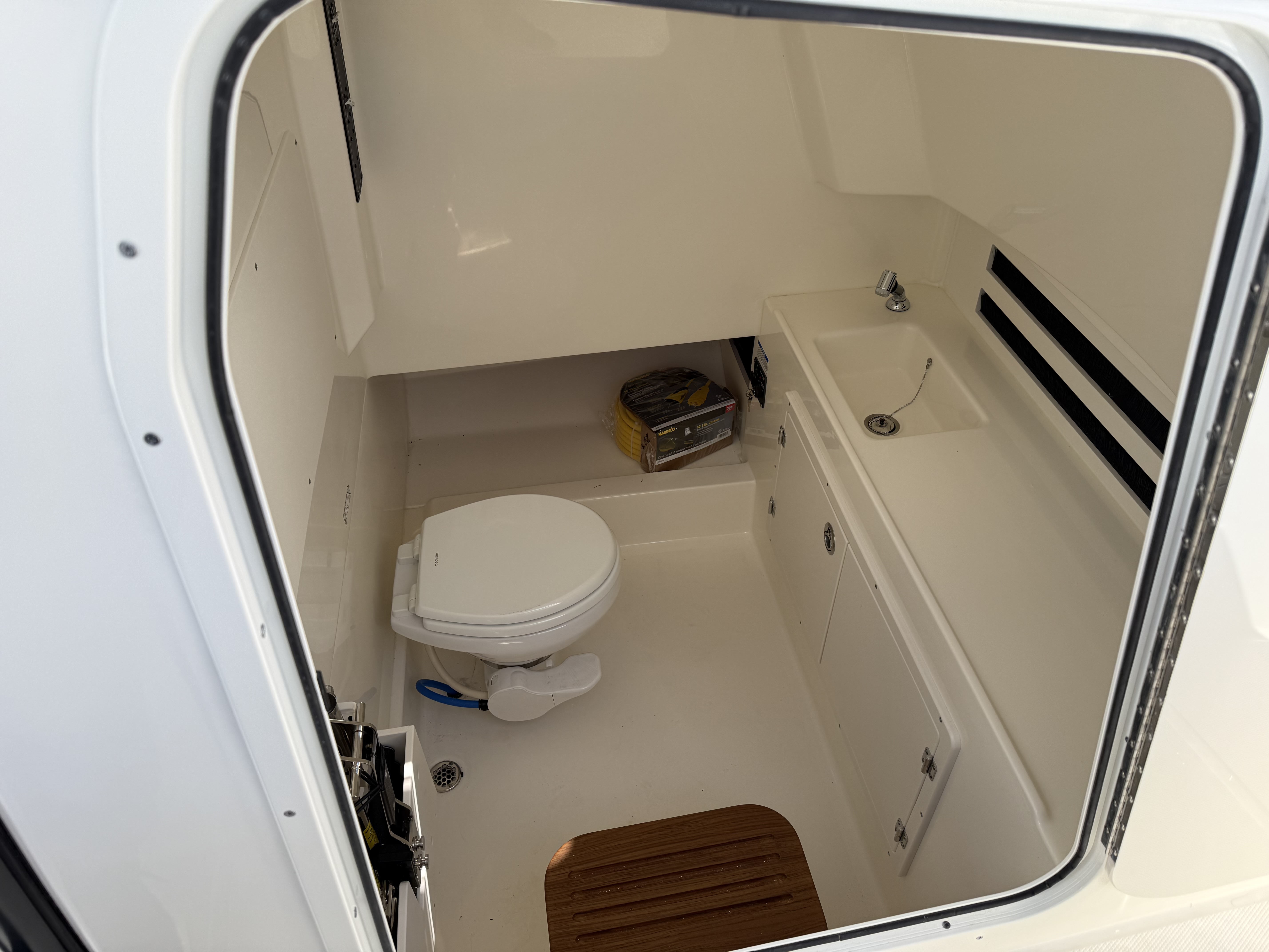 2026 Boston Whaler 330 Outrage