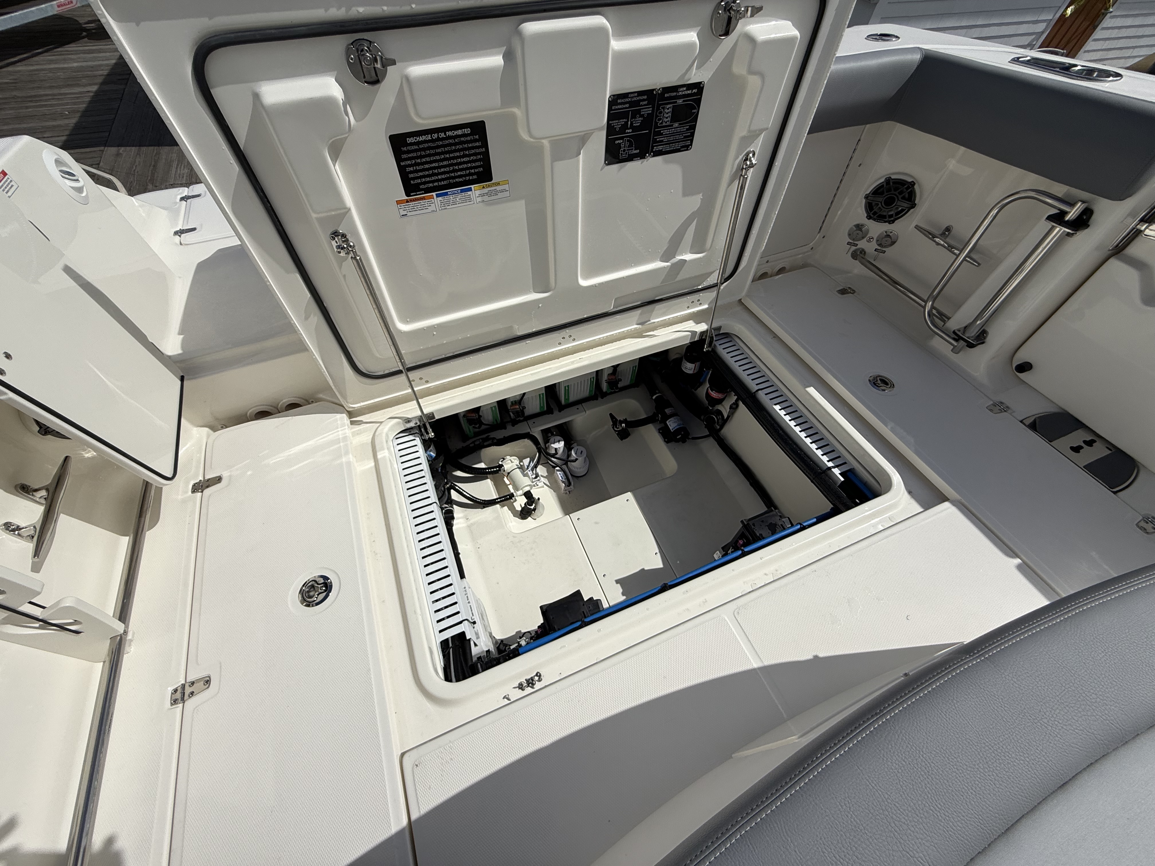 2026 Boston Whaler 330 Outrage