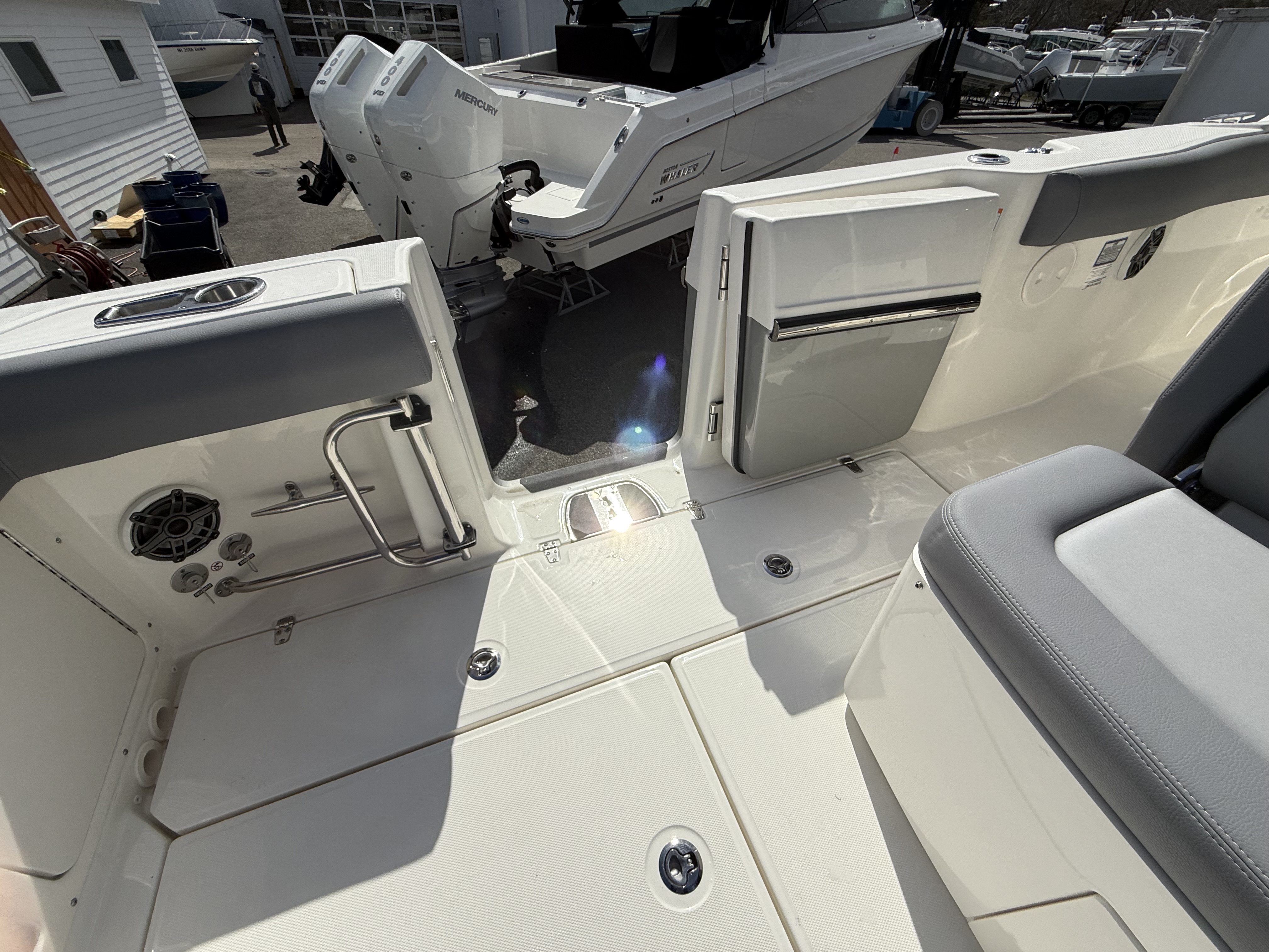 2026 Boston Whaler 330 Outrage