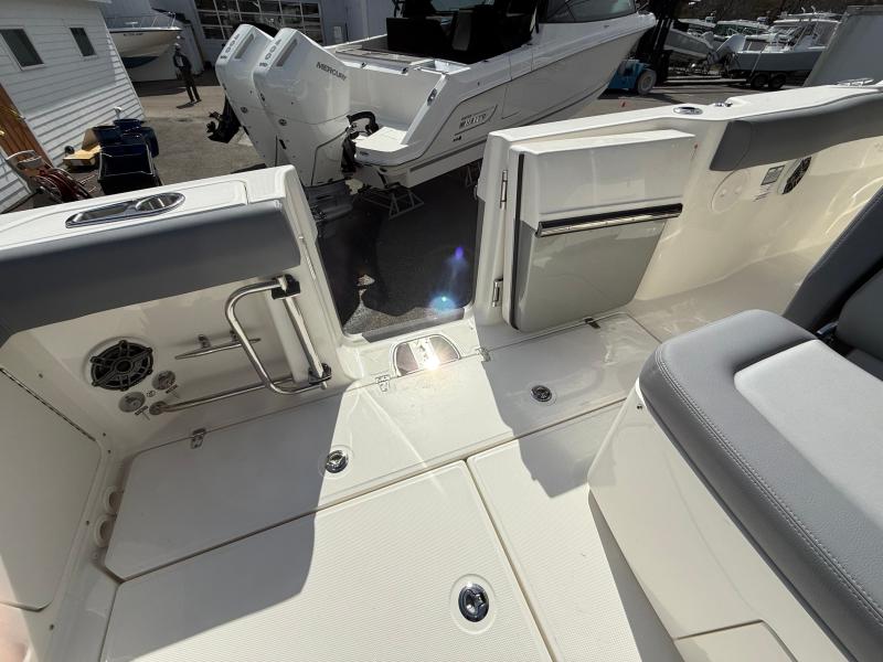 2026 Boston Whaler 330 Outrage