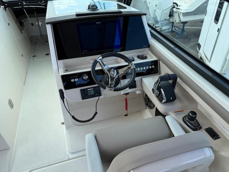 2026 Boston Whaler 330 Vantage