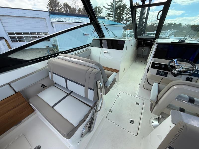 2026 Boston Whaler 330 Vantage