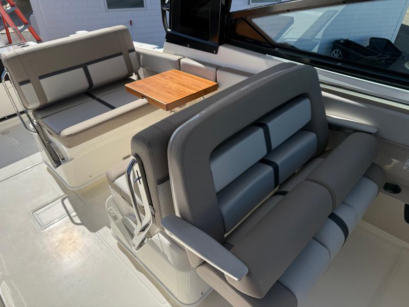2026 Boston Whaler 330 Vantage