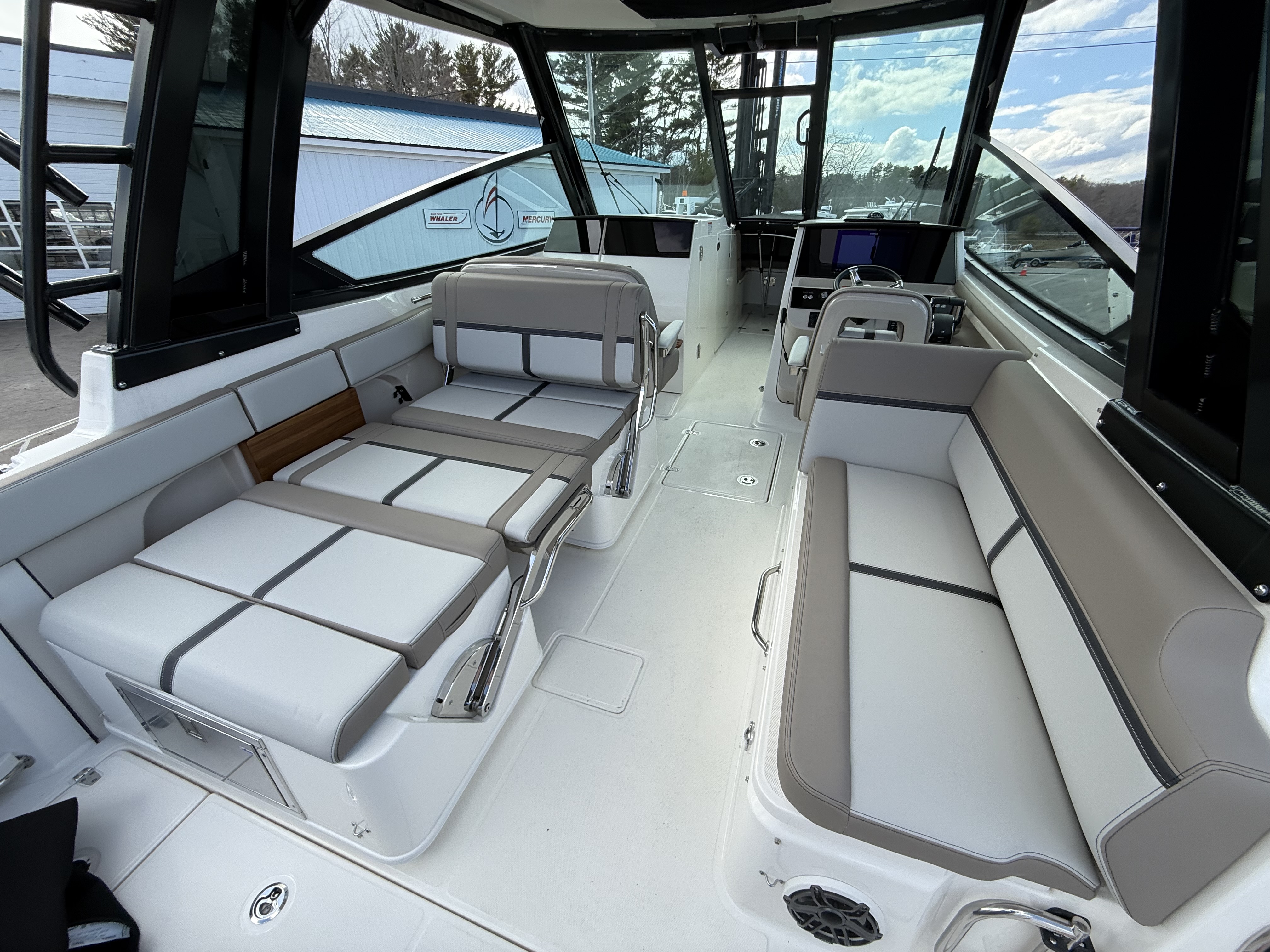 2026 Boston Whaler 330 Vantage