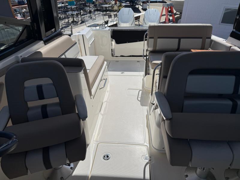 2026 Boston Whaler 330 Vantage