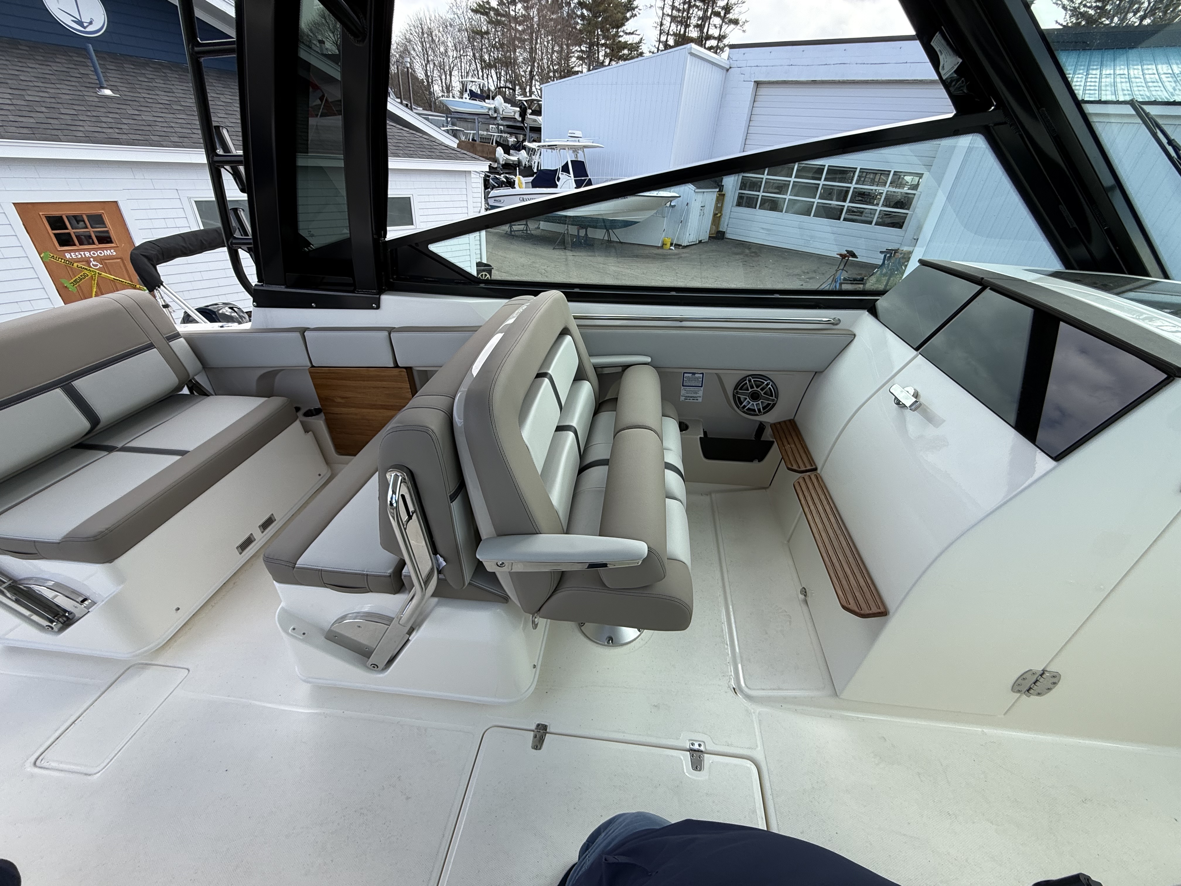 2026 Boston Whaler 330 Vantage