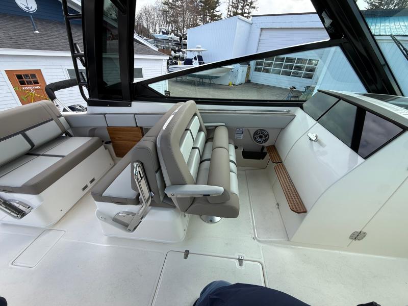 2026 Boston Whaler 330 Vantage