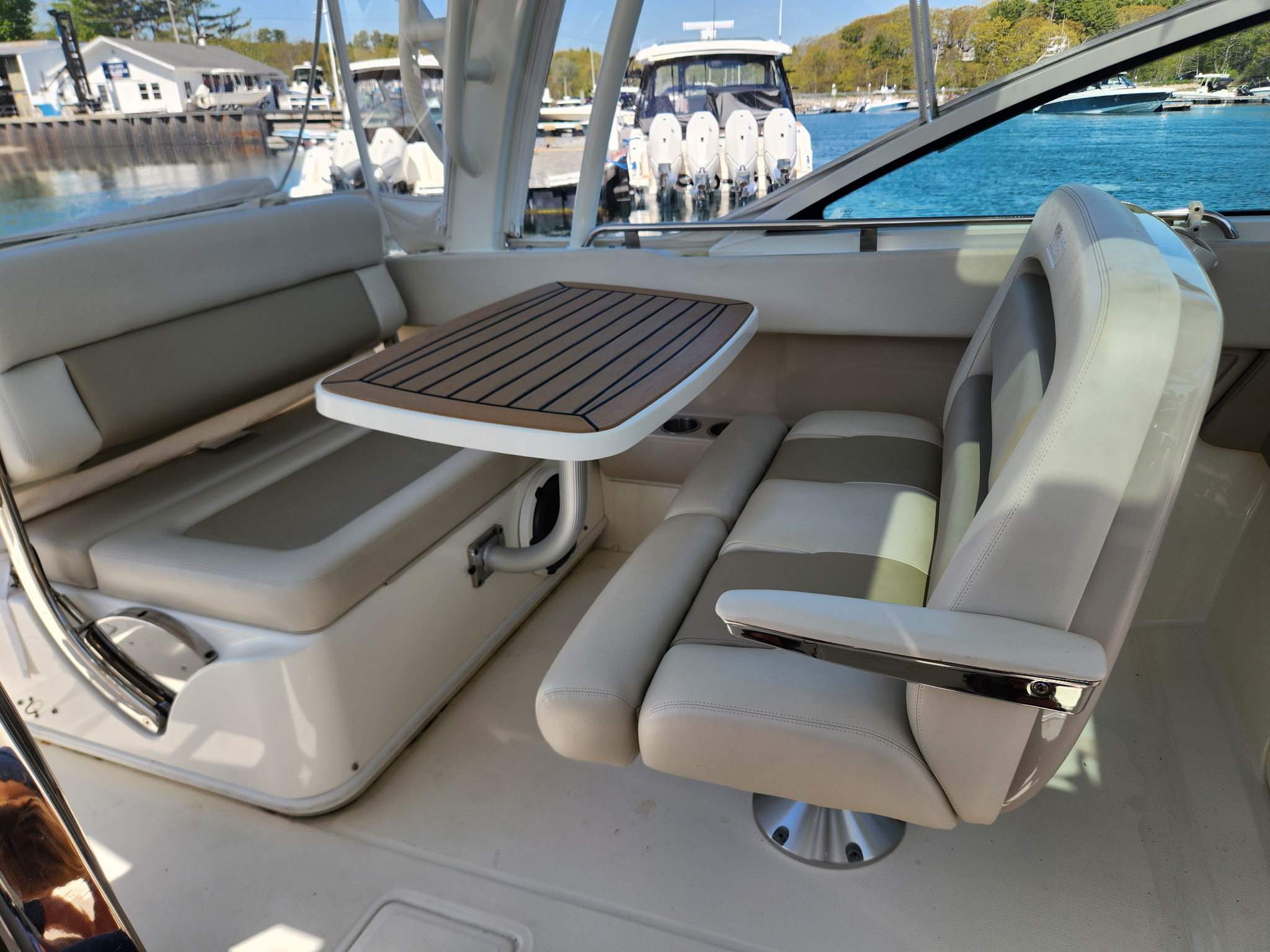 2021 Boston Whaler 320 Vantage
