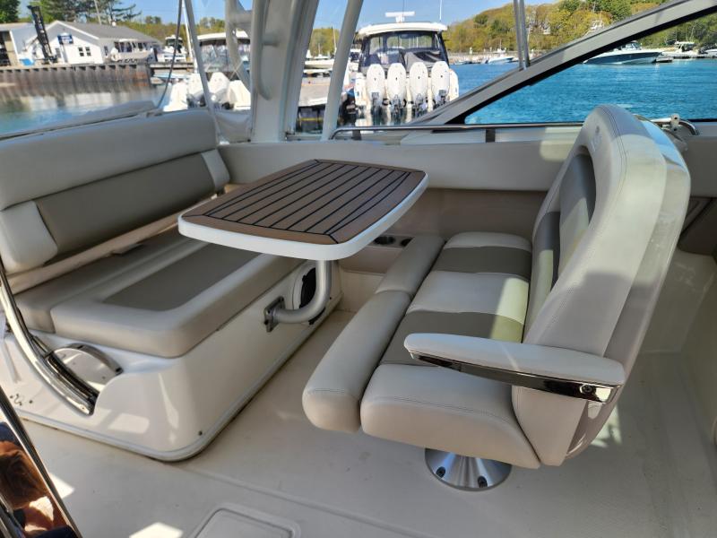2021 Boston Whaler 320 Vantage