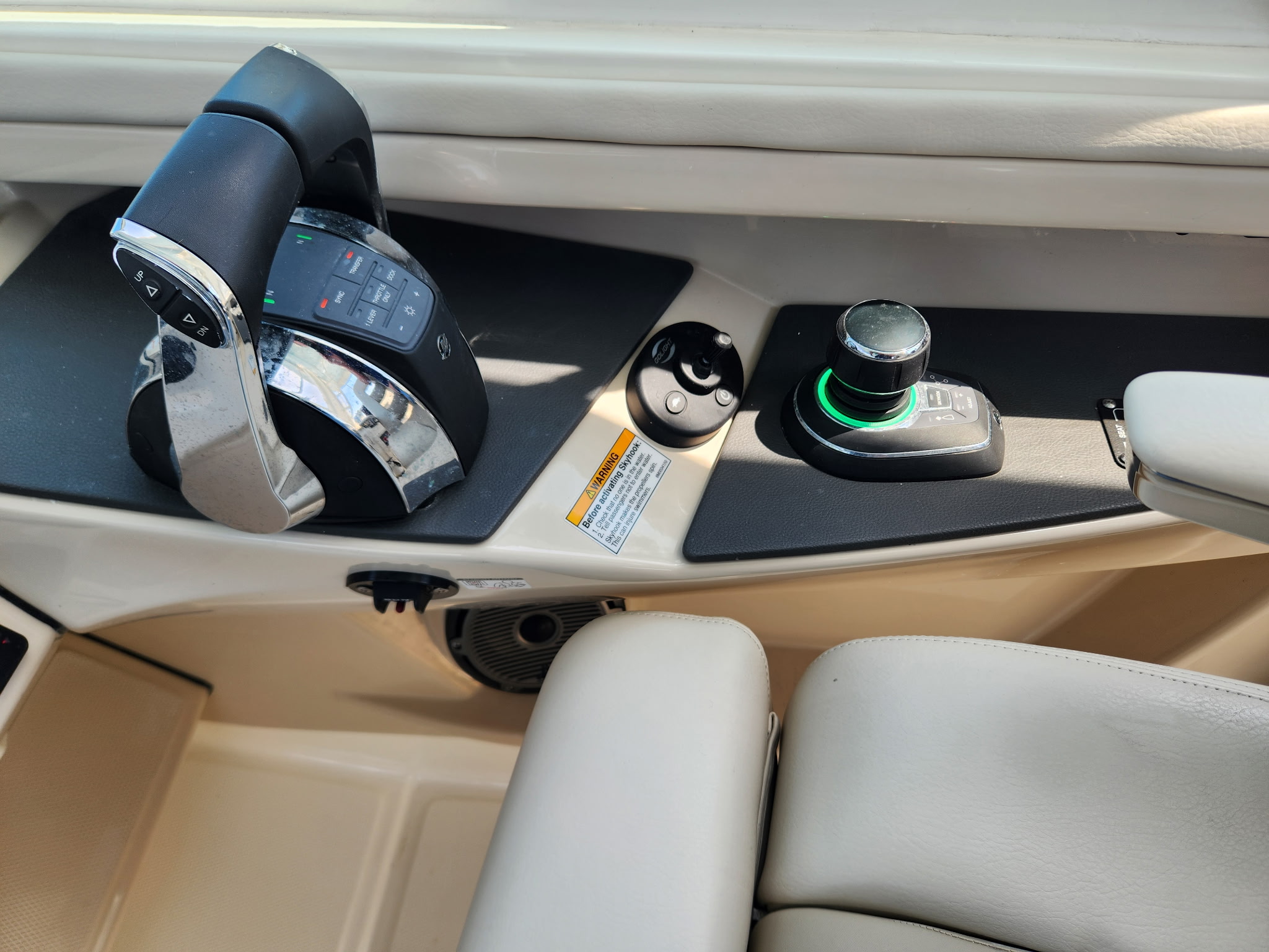 2021 Boston Whaler 320 Vantage