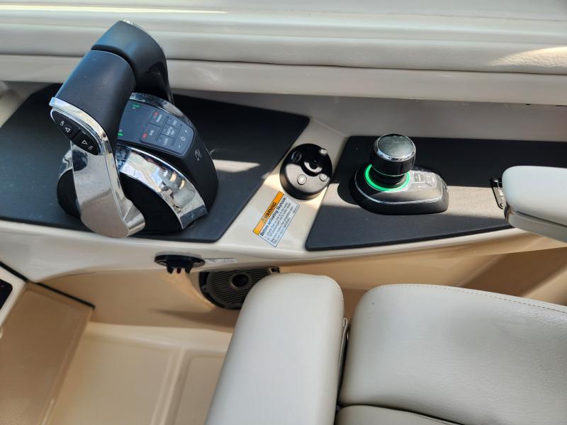 2021 Boston Whaler 320 Vantage