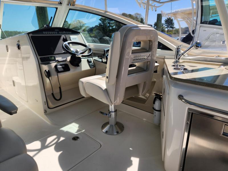 2021 Boston Whaler 320 Vantage