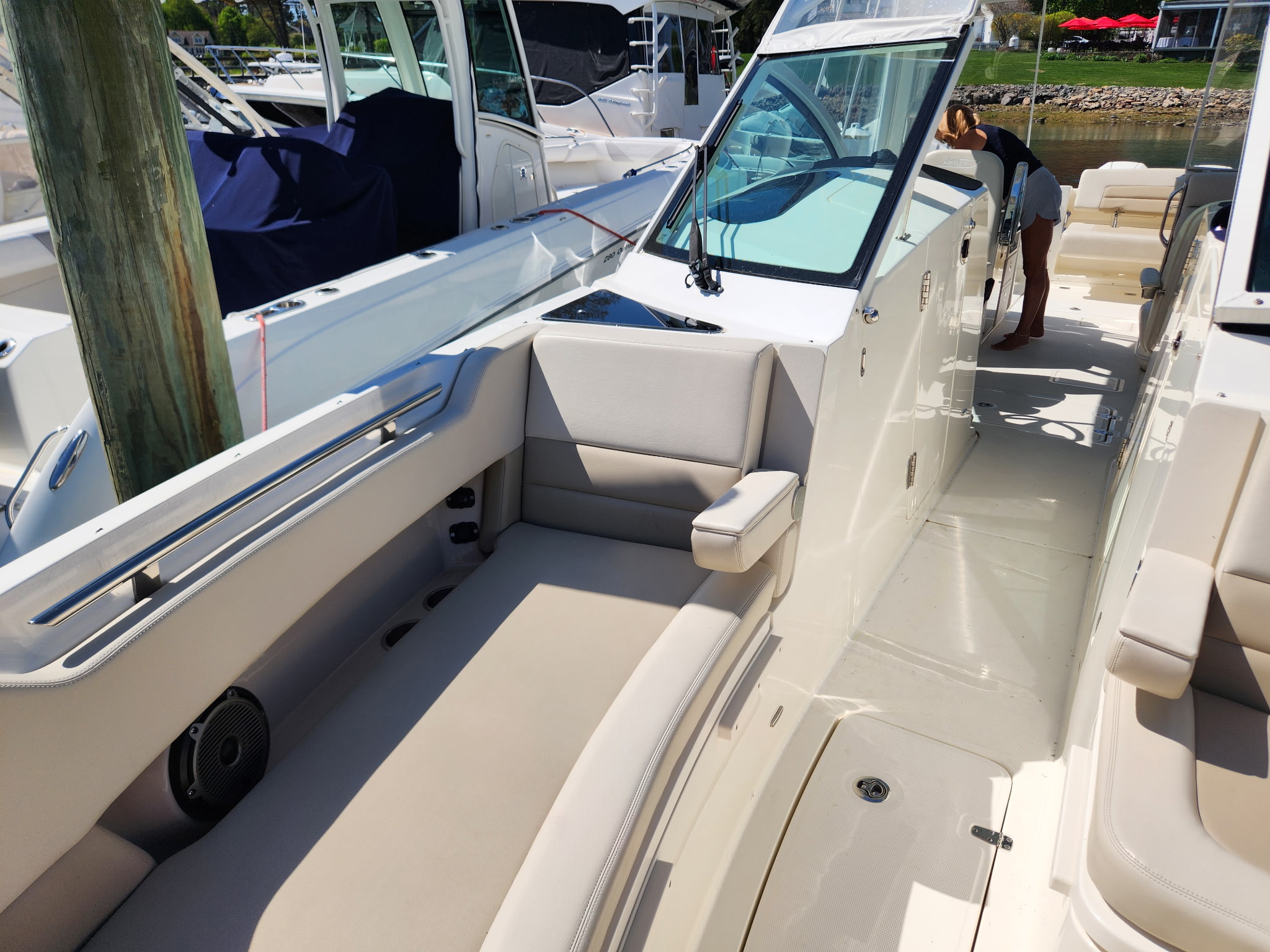 2021 Boston Whaler 320 Vantage