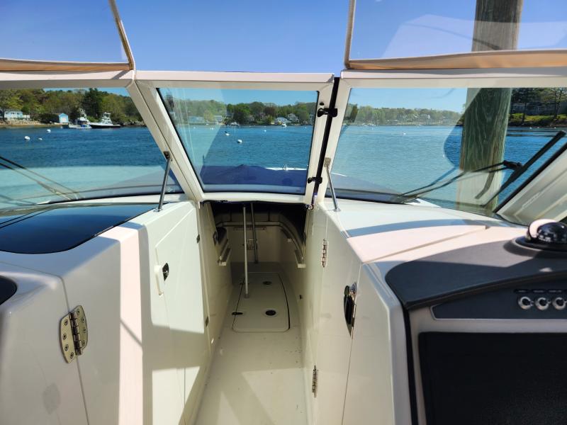 2021 Boston Whaler 320 Vantage