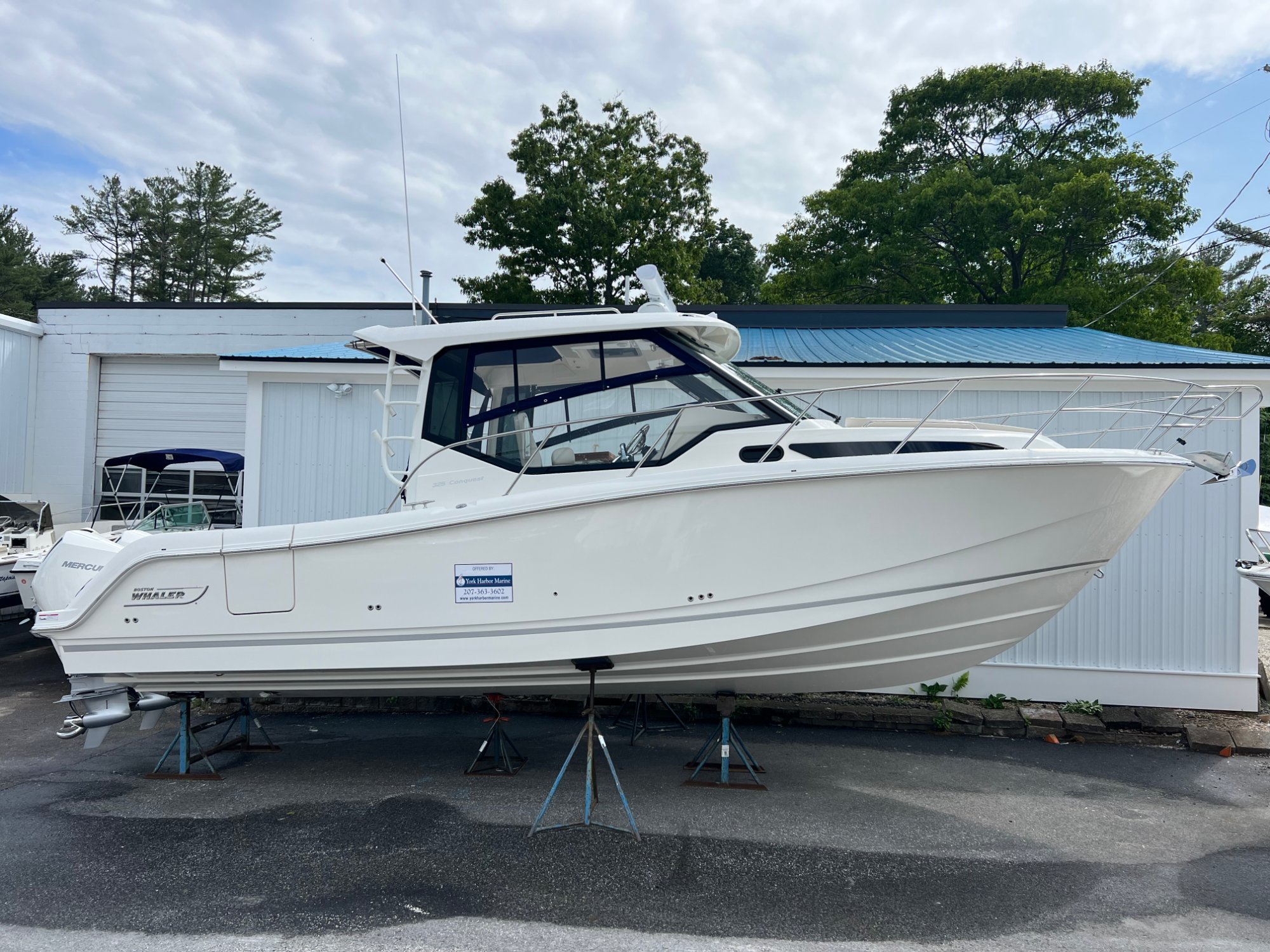 2023 Boston Whaler 325 Conquest