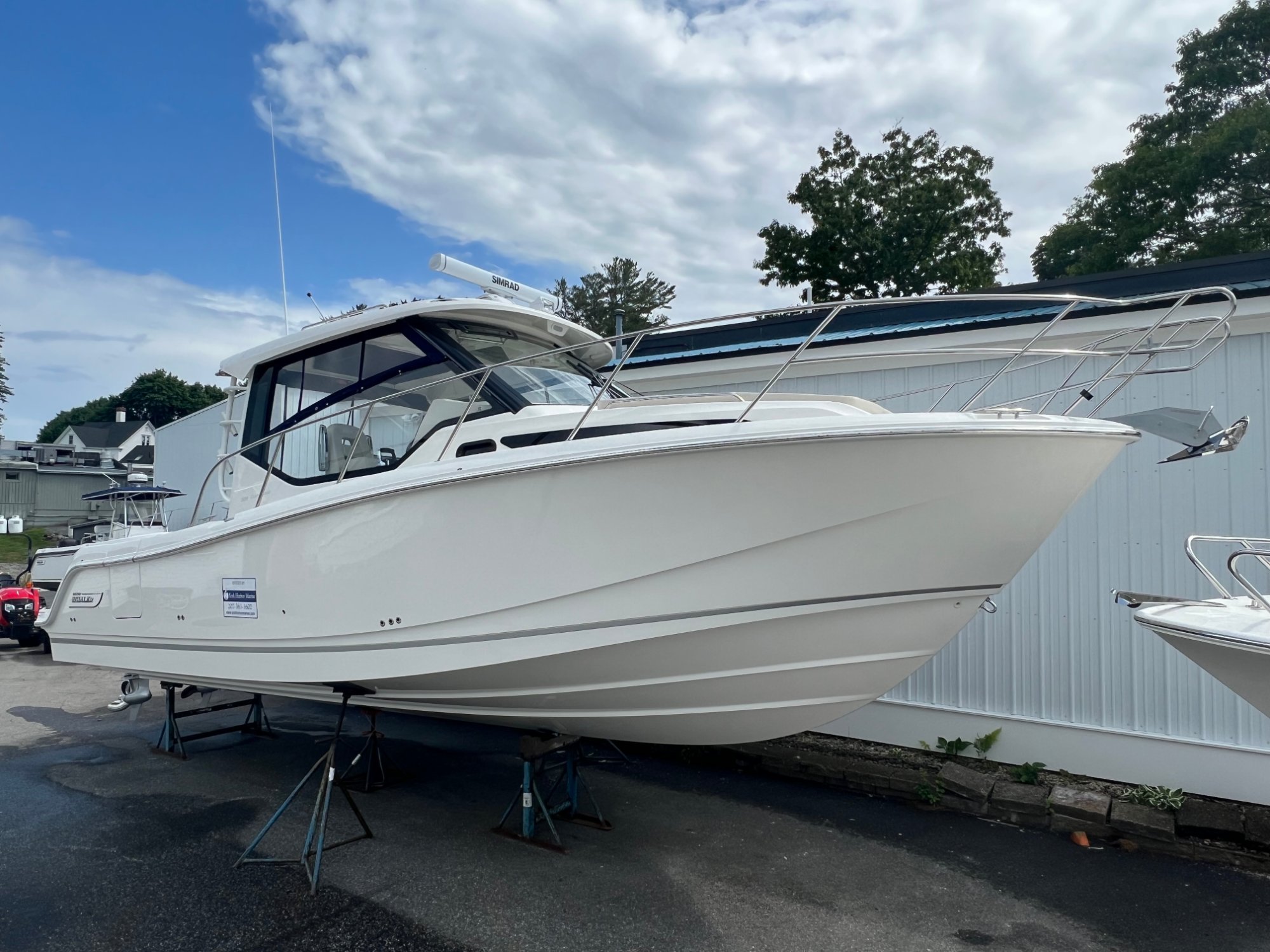 2023 Boston Whaler 325 Conquest