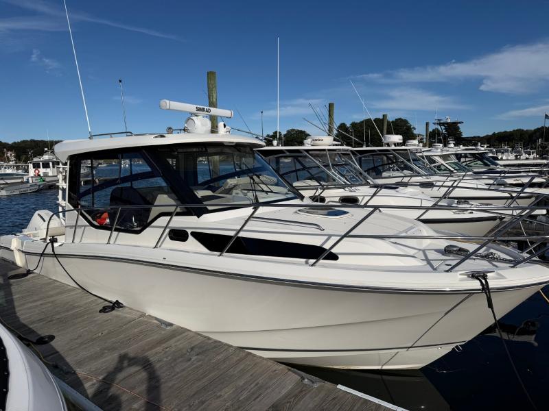 2023 Boston Whaler 325 Conquest