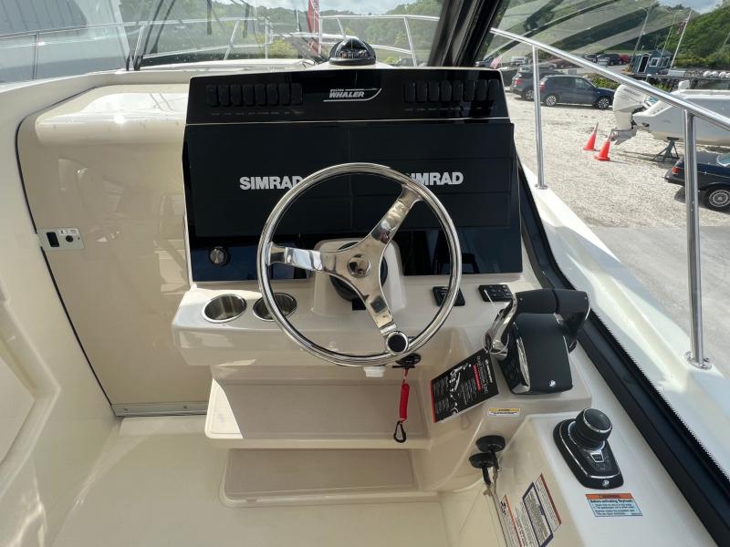 2023 Boston Whaler 325 Conquest