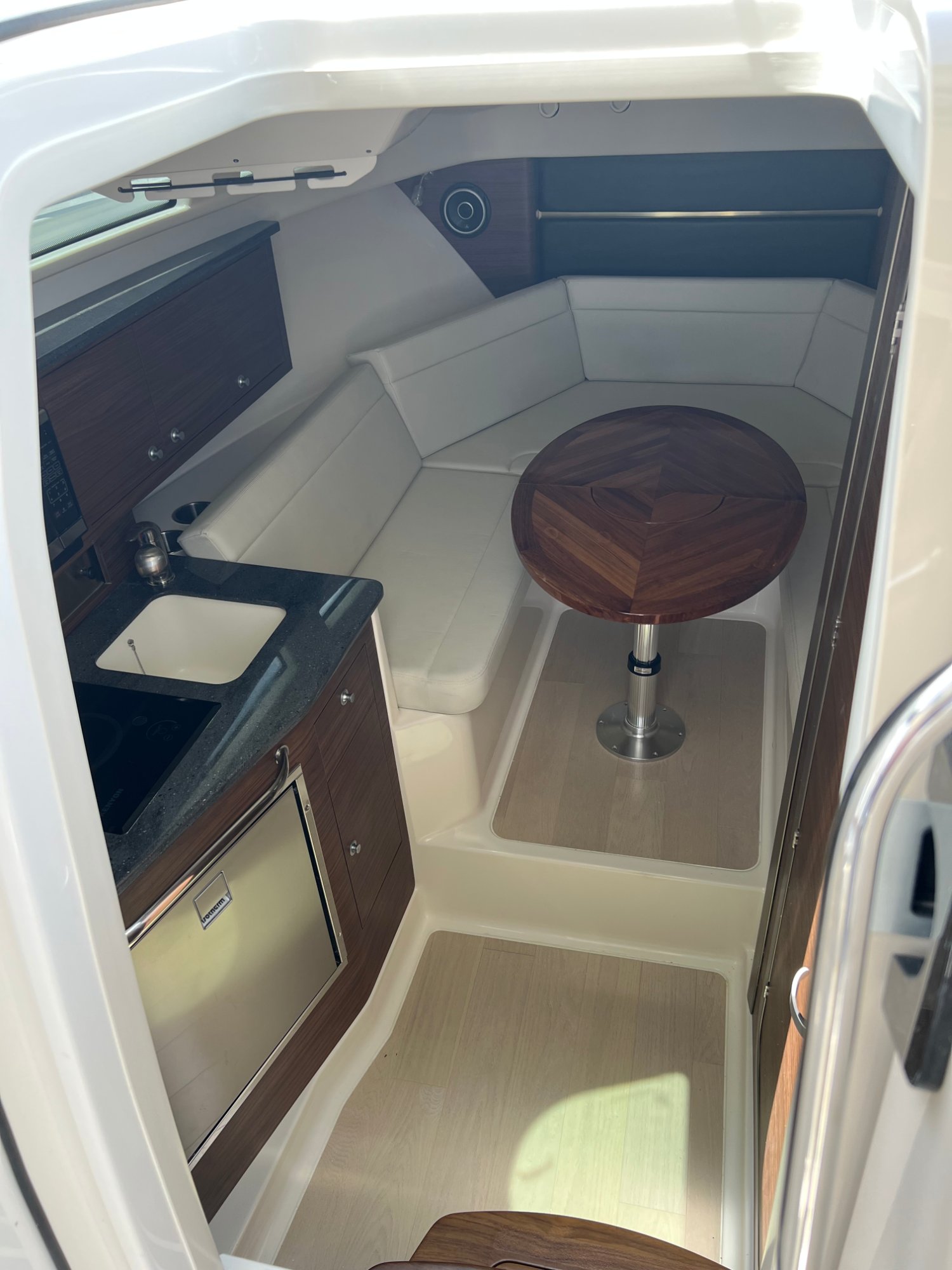 2023 Boston Whaler 325 Conquest