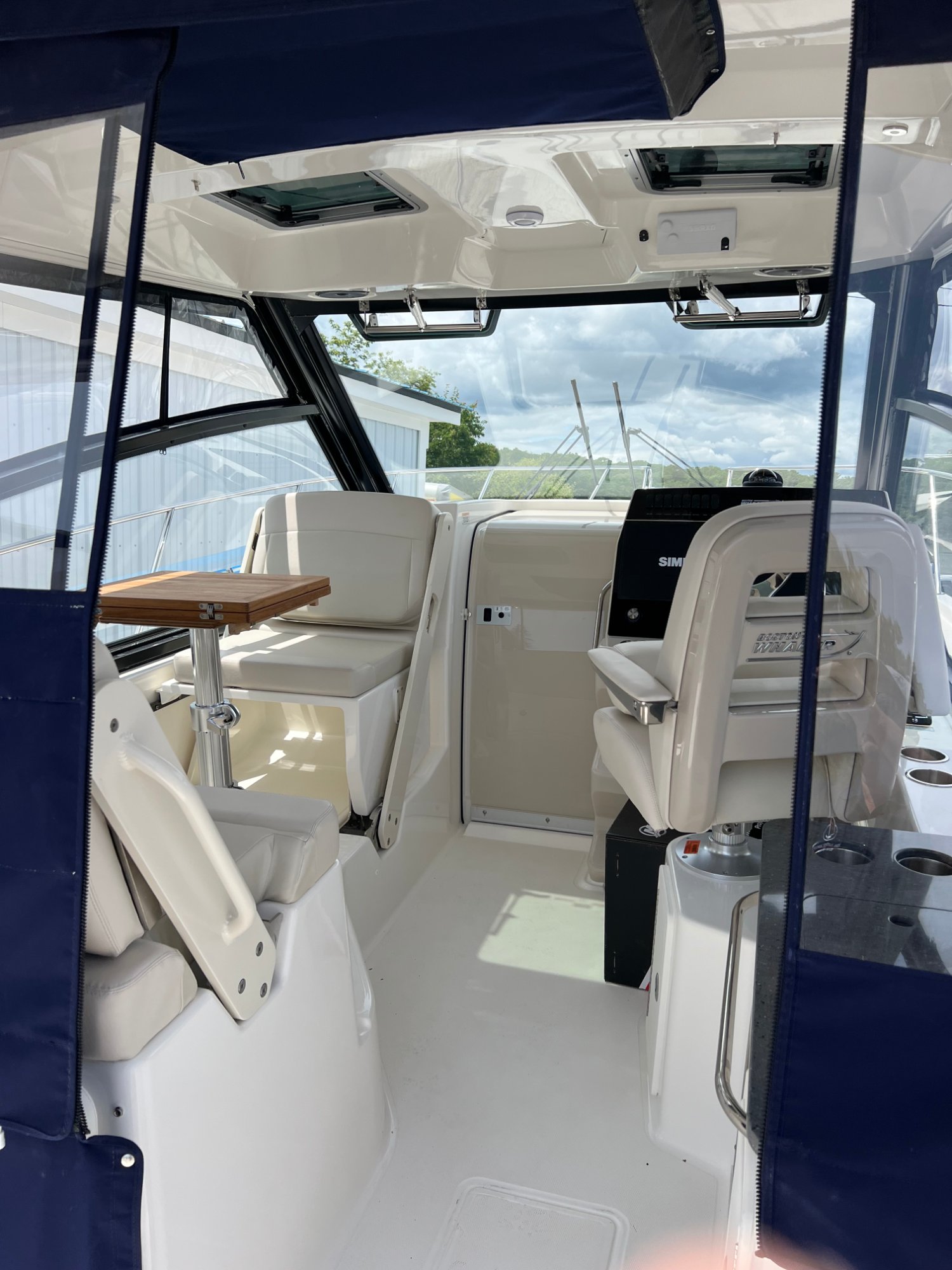 2023 Boston Whaler 325 Conquest