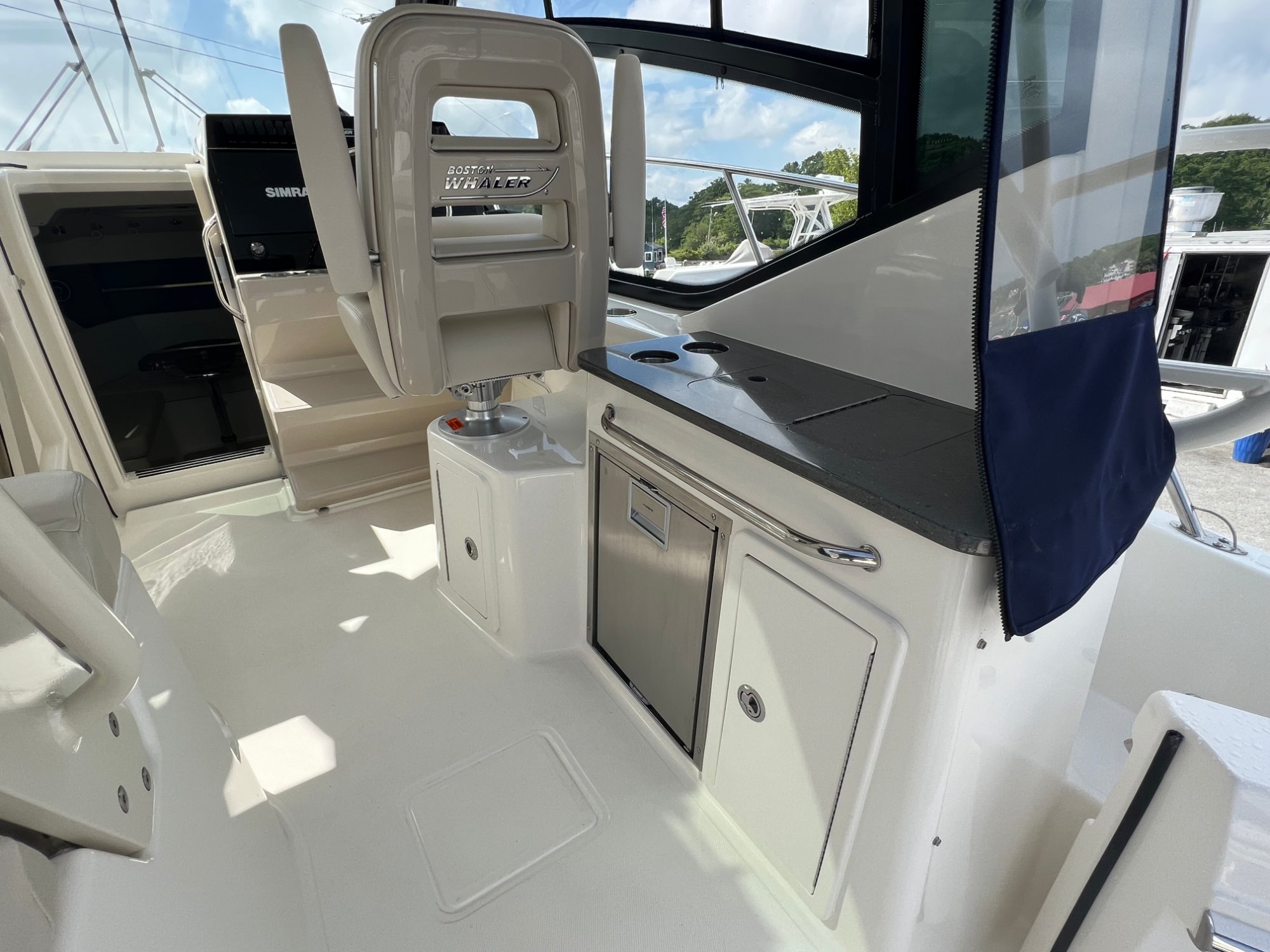 2023 Boston Whaler 325 Conquest
