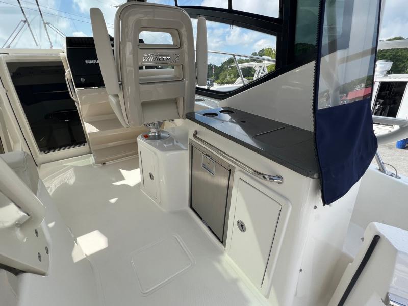 2023 Boston Whaler 325 Conquest