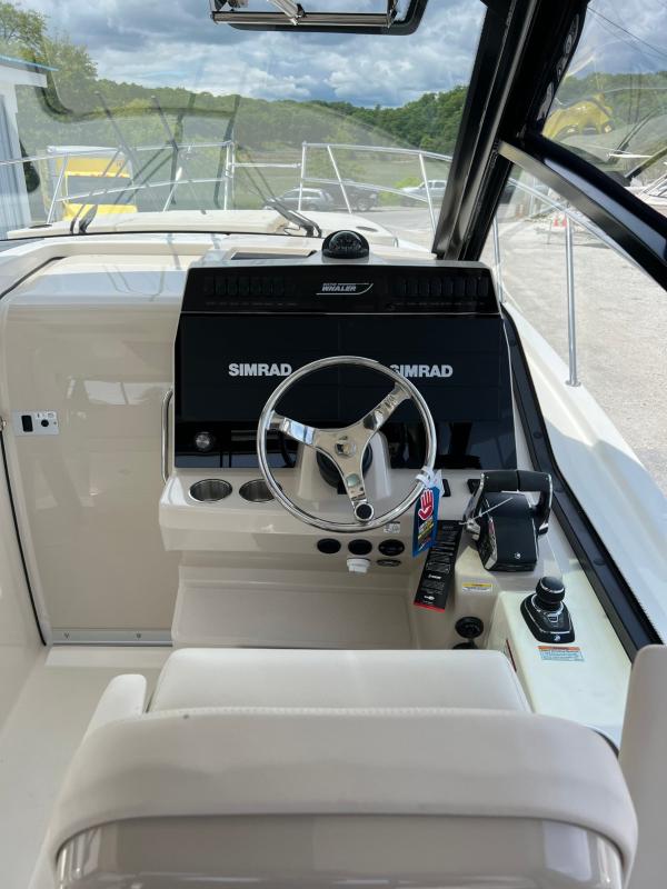 2023 Boston Whaler 325 Conquest
