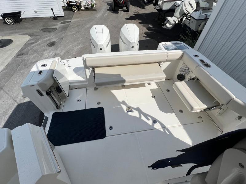2023 Boston Whaler 325 Conquest