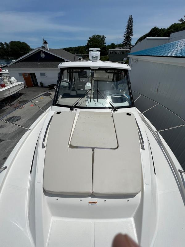 2023 Boston Whaler 325 Conquest