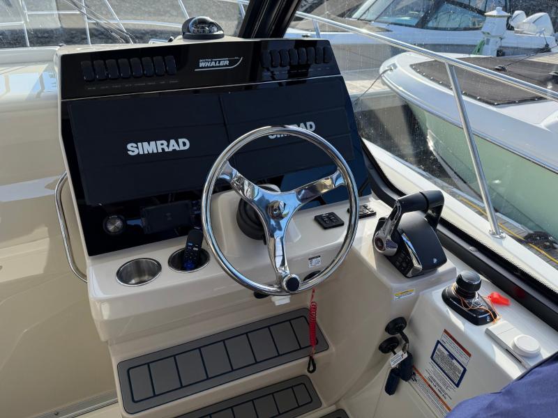 2023 Boston Whaler 325 Conquest