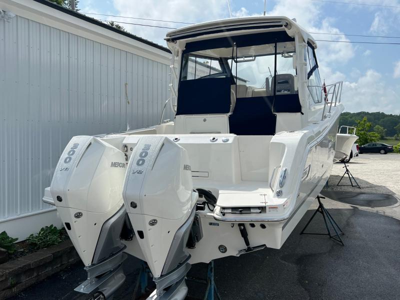 2023 Boston Whaler 325 Conquest